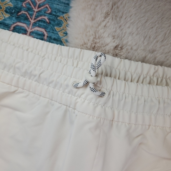 Old Navy High-Waisted StretchTech Water-Repellent Shorts Creme De La Creme BNWT - Picture 6 of 11